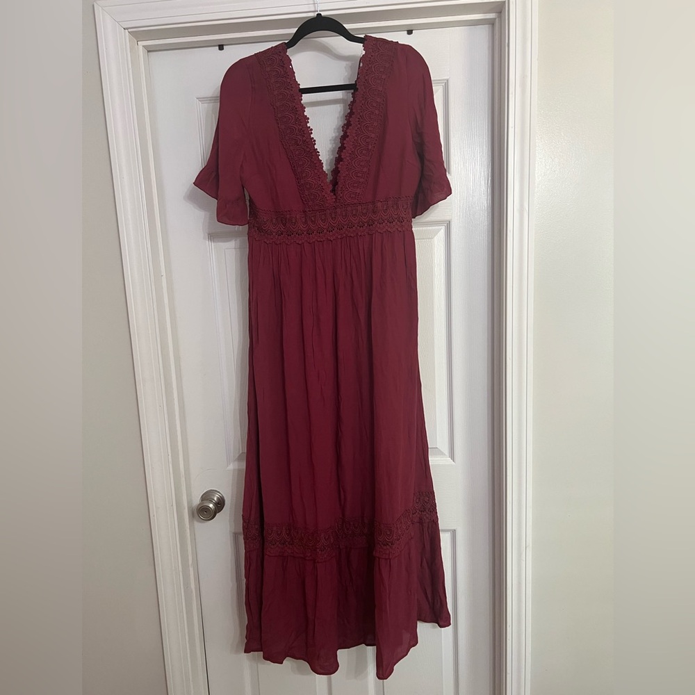 Chic Lace-Trimmed Maxi Dress in Burgundy